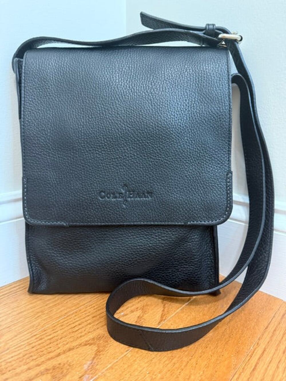 Cole Haan Men’s Black Pebbled Leather Crossbody Vintage Style Bag